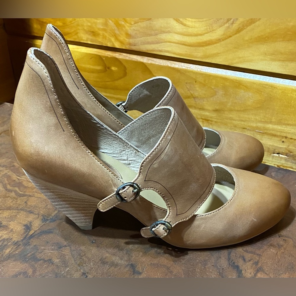 NIB MAX STUDIO/LEON BEAU LEATHER PUMP IN TOBACCO SIZE 9.5